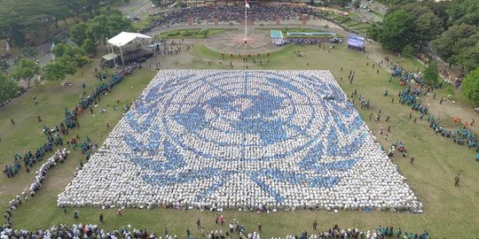 Kerennya aksi ribuan mahasiswa baru UGM bikin formasi logo PBB