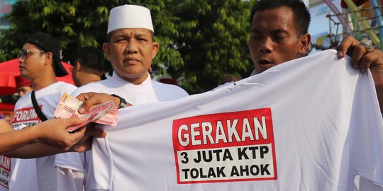 Dijual, kaus '3 juta KTP tolak Ahok' di Bundaran HI