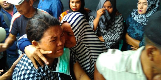 Histeris keluarga sambut jenazah Bripda Michael di rumah duka