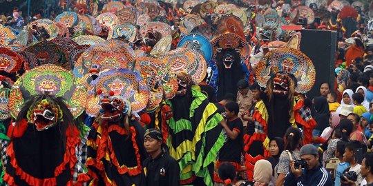 Semarak kemeriahan Tari Kolosal 1.000 Barong Nusantara di Kediri