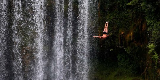 Menantang nyali lompat dari tebing air terjun setinggi puluhan meter