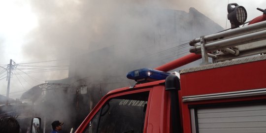Kebakaran di Kelapa Gading, 8 orang terjebak di lantai 23