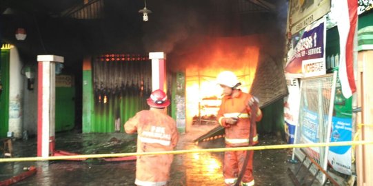 Bengkel sekaligus gudang ban dan oli di Malang terbakar
