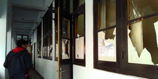 Kondisi rusak Balai Kota Makassar imbas bentrok polisi vs Satpol PP