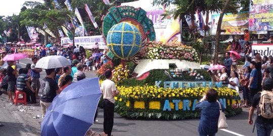 Parade kendaraan hias meriahkan TIFF 2016