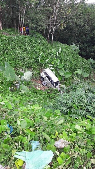 mobil innova terperosok