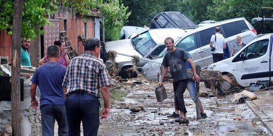 Porak-poranda Makedonia diterjang banjir bandang