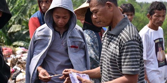 Bripka Seladi bagikan uang pemberian anggota DPR ke pemulung