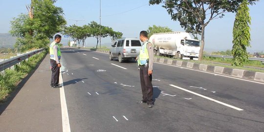 Menyalip dari laju kiri, pikap menabrak bus hingga ringsek