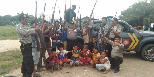 Suku asli Indragiri Hulu serahkan 47 senjata api ke polisi