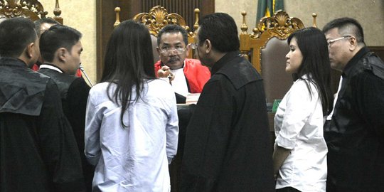 Setelah berlangsung 12 jam, sidang Jessica ditunda pekan depan