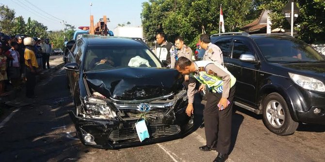 Wali Kota Pekalongan kecelakaan  mobil  Camry ringsek 