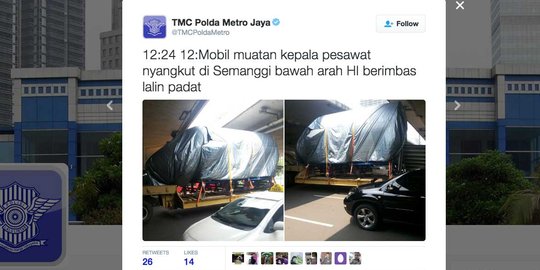 Truk bawa kepala pesawat tersangkut di kolong Semanggi