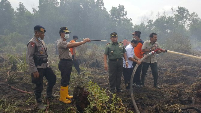 polisi dan tni padamkan kebakaran hutan di pekanbaru