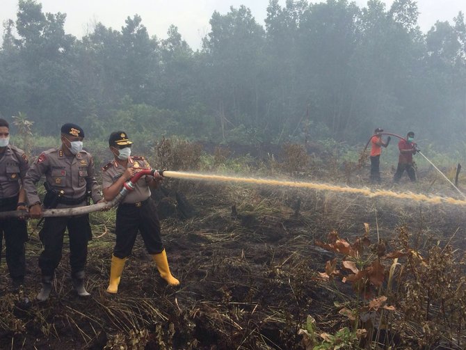 polisi dan tni padamkan kebakaran hutan di pekanbaru