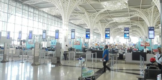 Bandara megah di antara padang yang tandus