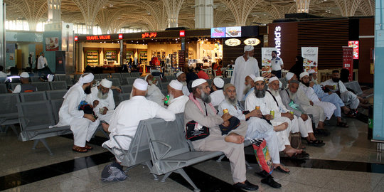 Ribuan calon jemaah haji mulai padati Bandara Madinah