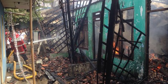 Korsleting listrik, 5 rumah kontrakan di Bekasi ludes terbakar