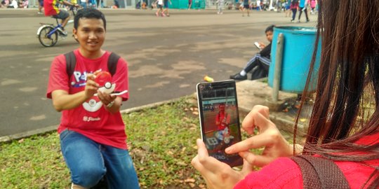 Aksi peserta Pokemix, bawa pokeball untuk tangkap Pokemon di GBK