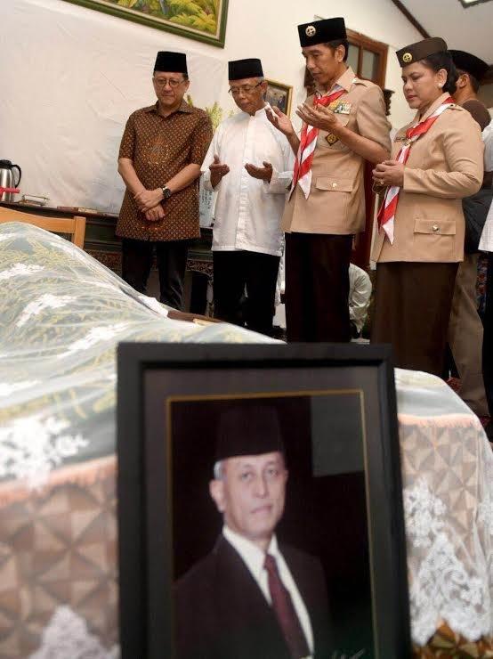 jokowi melayat ke rumah duka mantan menteri koperasi