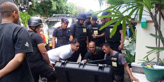 Tas hitam di semak-semak bikin geger turis di Ubud