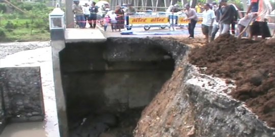 Dua desa di Cianjur terisolir karena jembatan putus