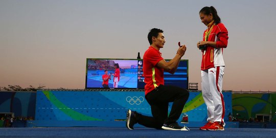 Momen bahagia atlet China dilamar kekasih di podium Olimpiade 2016