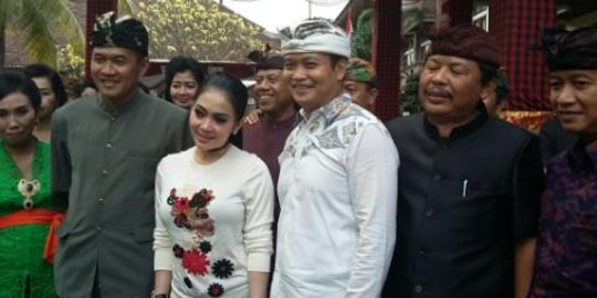 Istimewanya Syahrini, disambut bupati dan diarak naik dokar