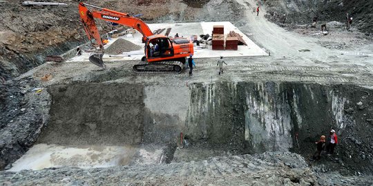 Memantau pembangunan bendungan PLTA Poso I