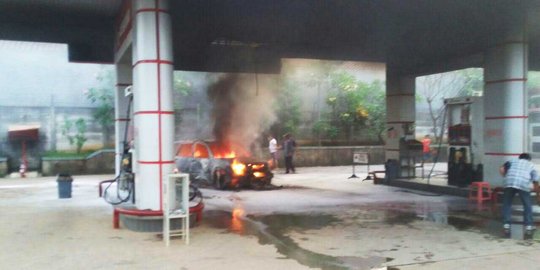 Antre di SPBU Lubang Buaya, mobil Chery Tiggo mendadak terbakar