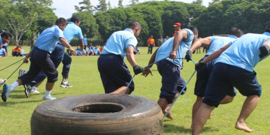 Jelang HUT RI ke-71, prajurit TNI AU balapan tarik ban Hercules