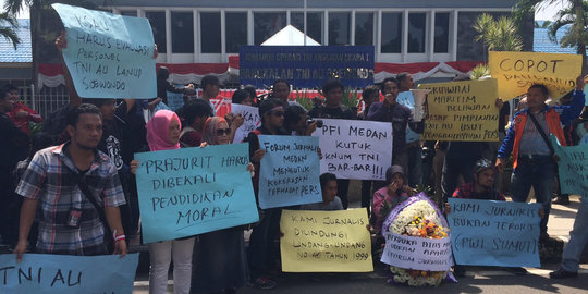 Aksi ratusan jurnalis Medan dan Bogor kecam anggota TNI AU
