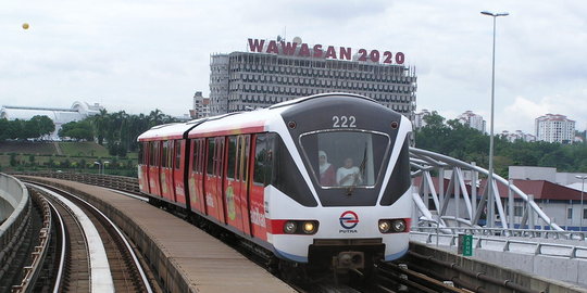 rel kereta beroperasi