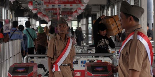 Semarakkan HUT RI, petugas bus Transjakarta berkostum ala pejuang