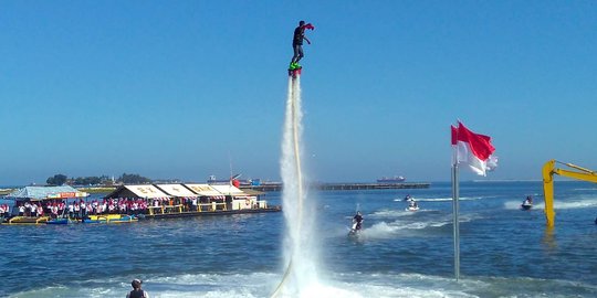 Atraksi flyboard semarakkan upacara HUT RI di Pantai Losari