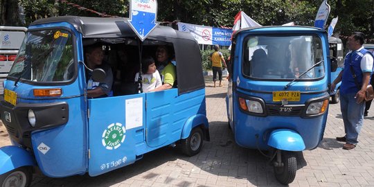 Asyiknya warga Jakarta naik bajaj gratis dari PGN