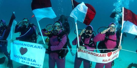 HUT RI, istri Kapolri kibarkan bendera di bawah laut Raja 