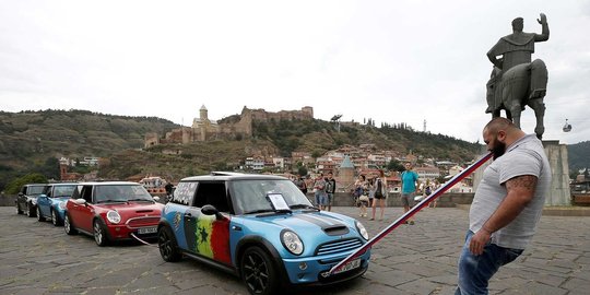 tarik empat mobil pakai gigi rev1