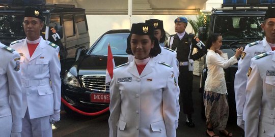 Awalnya, Gloria didapuk jadi pembawa baki Sang Saka Merah 