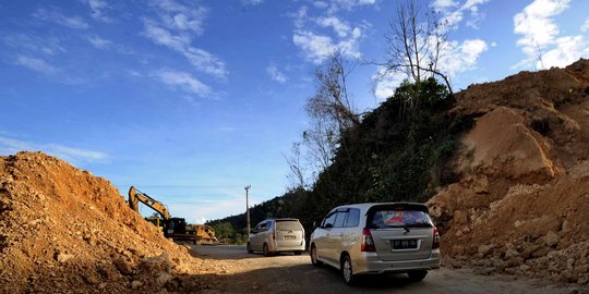 Melihat lebih dekat proyek pelebaran jalan Trans Sulawesi