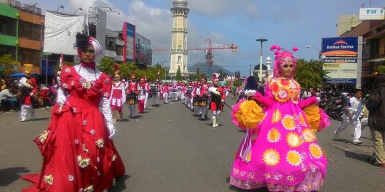 Antusias warga Banda Aceh menyaksikan karnaval HUT RI