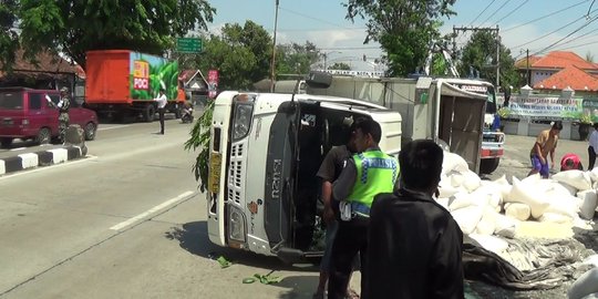 Hindari motor, truk bermuatan menir terguling timpa mobil pikap