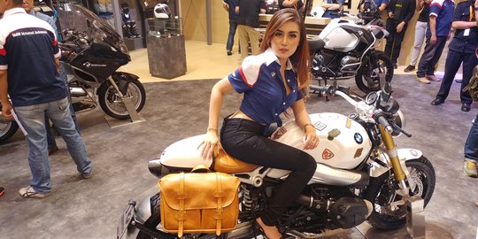 Ini pose model cantik di booth BMW Motorrad di GIIAS 2016