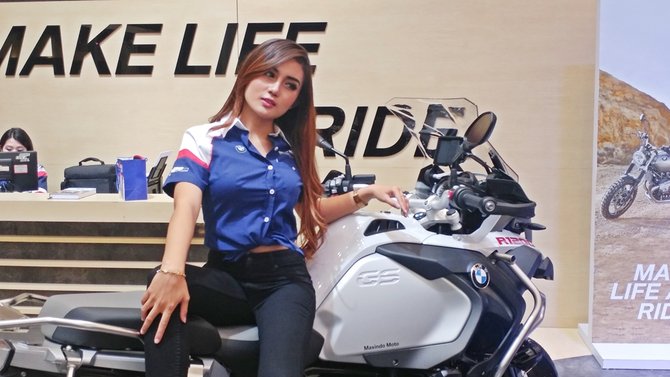 Ini pose model cantik di booth BMW Motorrad di GIIAS 2016 