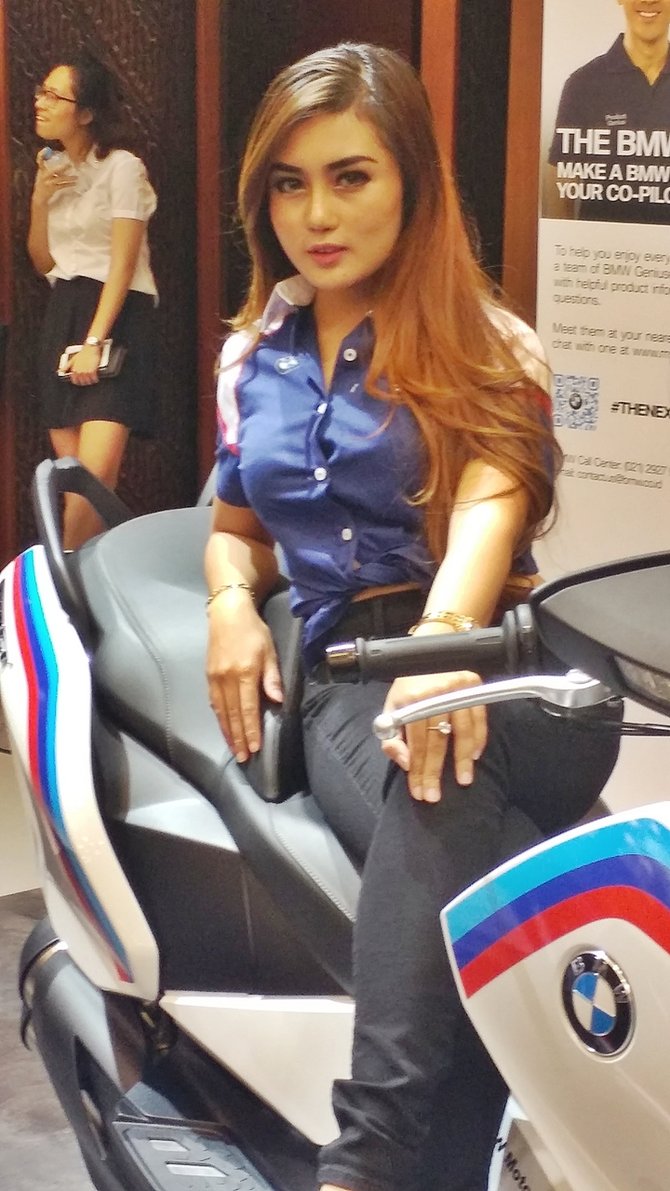 derina derin model cantik di booth bmw motorrad giias 2016