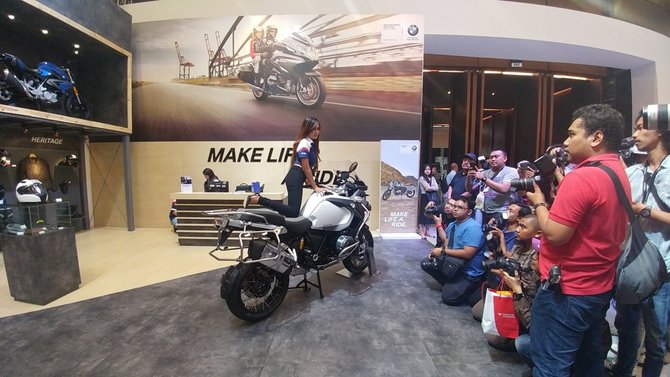 derina derin model cantik di booth bmw motorrad giias 2016