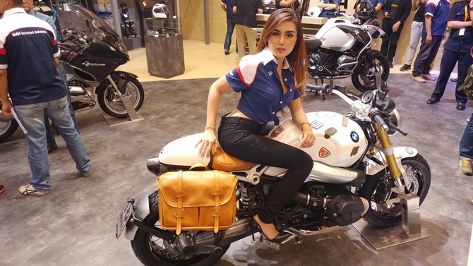 derina derin model cantik di booth bmw motorrad giias 2016