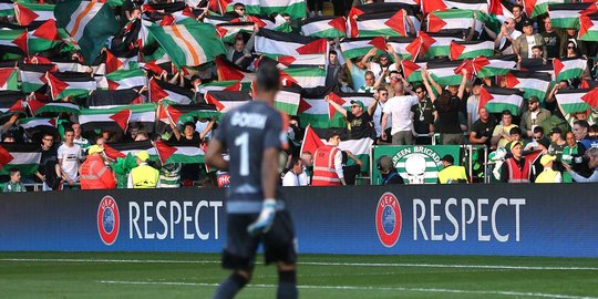 Aksi suporter Celtic kibar bendera Palestina saat jamu klub Israel
