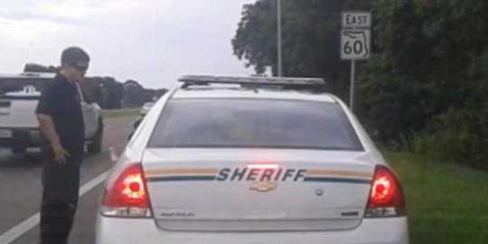 [Video] Dunia terbalik, warga tilang polisi ngebut