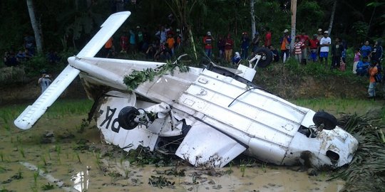 Tim gabungan evakuasi bangkai pesawat latih di Tasikmalaya